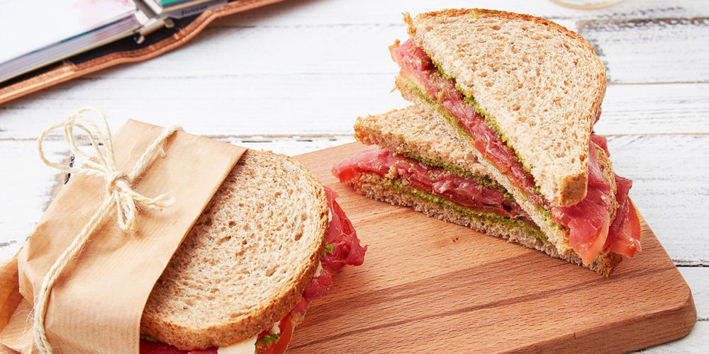 Recipe: Whole-wheat sandwich with carpaccio, pesto, Parmigiano-Reggiano flakes and tomatoes.